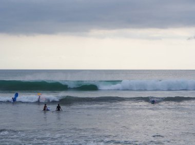 Kuta Beach, Bali Adası'nda sörf için Big Wave. Indon seyahat