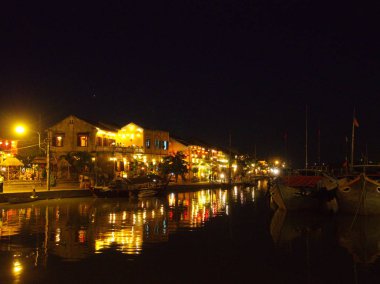 Hoi An Ancient Town, Vietnam'ın orta kıyısında yer almaktadır. Bu, 