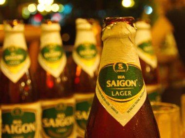 Hoi An Ancient Town'daki Saygon Bira şişesinin yakın çekimini. Tr
