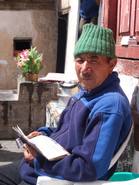 L'homme du Cachemire qui reste dans le temple tibétain, Leh, Cachemire, Inde — Photo