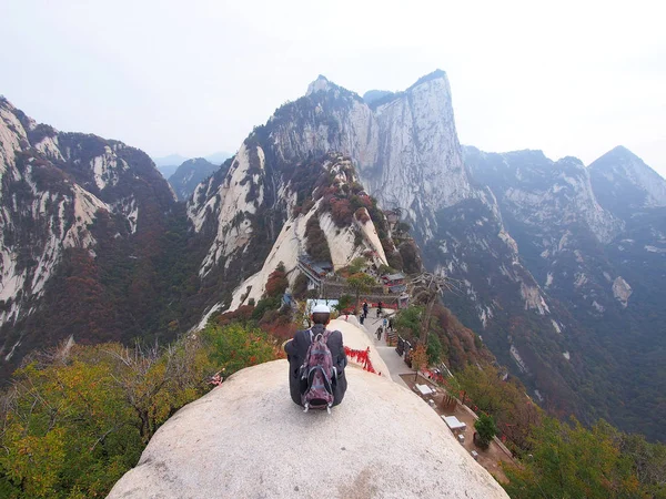 古い男と華山山の頂上からの素晴らしい眺め。X — ストック写真