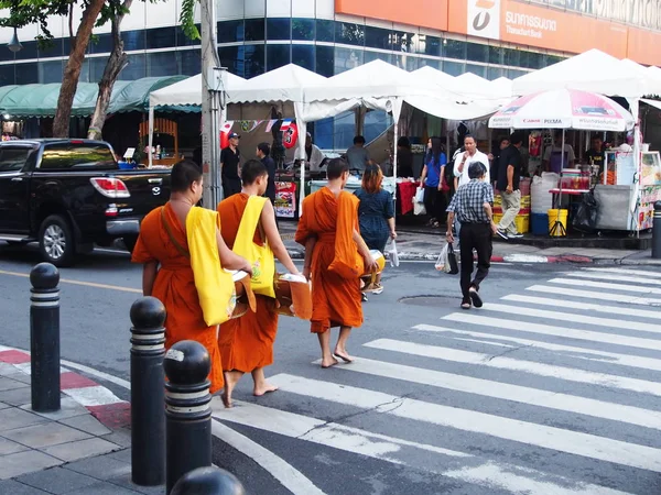 Fiatal szerzetesek átkelés az úton. 21th szeptember 21, 2017. Bangkok, T — Stock Fotó