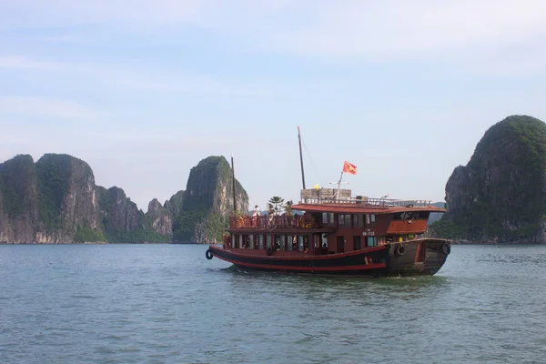 Podróż w zatoce Halong. Morze i błękitne niebo na łodzi. Halong C — Zdjęcie stockowe