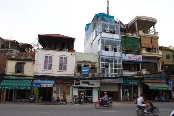 Hanoi centro storico. Biuilding e la vita cittadina. Viaggiare in Ha Noi Ci — Foto Stock