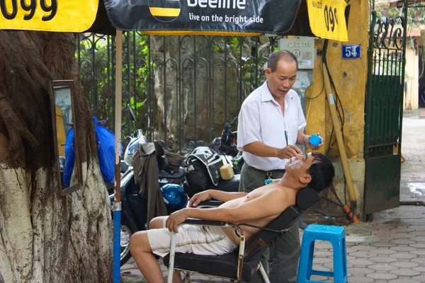 Ourdoor Barber a Hanoi City. Utazás Vietnamban. Év 2011, augusztus — Stock Fotó