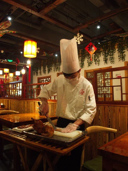 Beijing Duck. The Most Famous food of China.  Eaten and Taken in — Stock Photo, Image