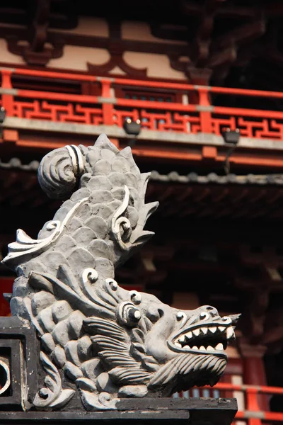 Stenen standbeeld op het dak van het Chinese gebouw. Reizen in Suzhou C — Stockfoto