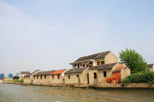 2009년 중국 쑤저우시의 강을 따라 있는 모던 하우스 Apri — 스톡 사진