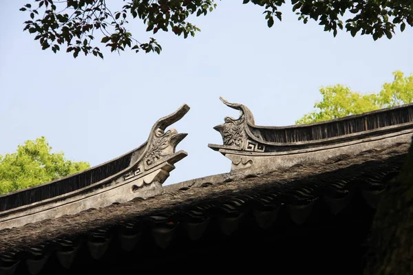 Taket på kinesiskt buddhistiskt tempel bulding i Suzhou. Kina i 2 — Stockfoto