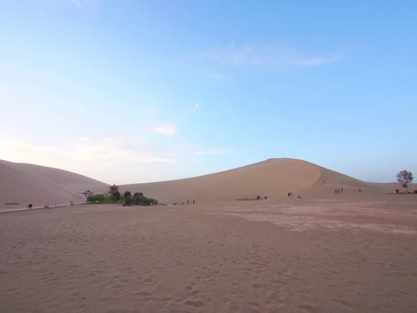 A Part of Silk Road in Dunhuang Sand Dune Desert. Viajar en Dunhuang, Gansu — Foto de Stock