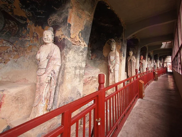 Montaña de piedra Maiji Shan con antigua estatua de talla budista . — Foto de Stock