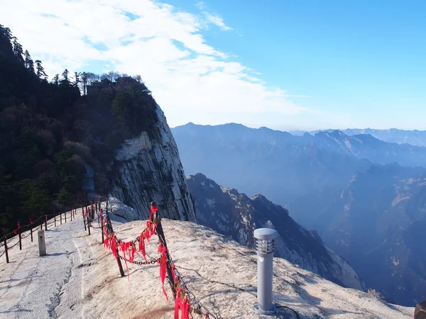 Huashan Sacre Dağı. Zirveye en tehlikeli patika. T