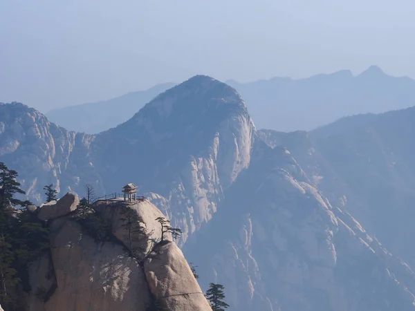 Huashan Sacre Mountain. Het gevaarlijkste pad naar de piek. T — Stockfoto