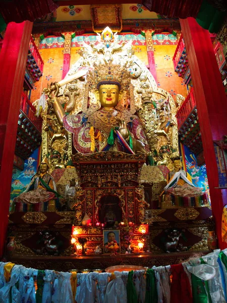 Buda tibetano dentro del templo tibetano Songzanlin Lama en Zhongdia — Foto de Stock