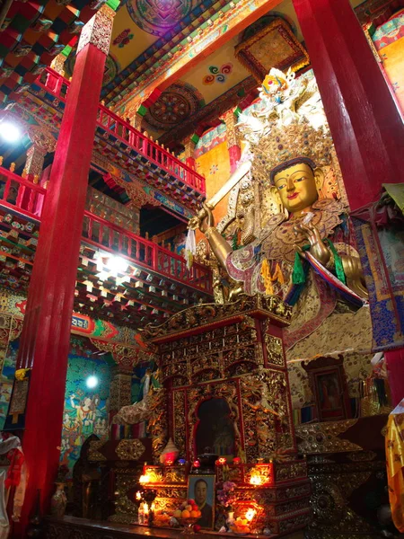 Tibetanska Buddha Inside Songzanlin Lama tibetanska tempel i Zhongdia — Stockfoto