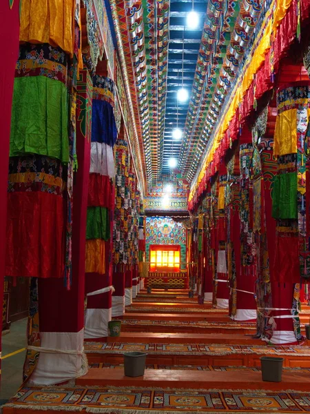 Dentro del templo tibetano Songzanlin Lama en Zhongdian o Shangli La — Foto de Stock