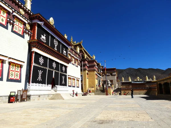 Songzanlin Lama tibetanska tempel i Zhongdian eller Shangli La City. — Stockfoto