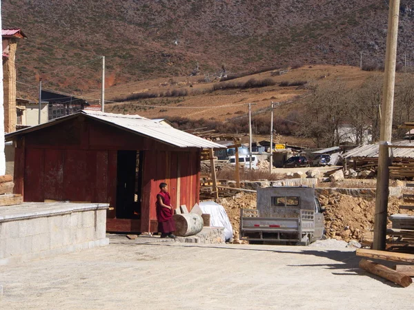 A Mountain View-tól Songzanlin láma tibeti templom Zhongdian — Stock Fotó