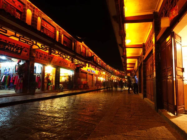 Rue piétonne dans la vieille ville de Lijiang la nuit avec fermeture à vitesse lente — Photo