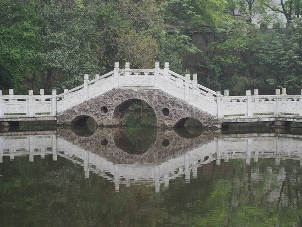 Romance del parque de los tres reinos. Viajar en Wuhan, China en 20 — Foto de Stock