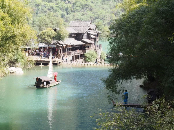 Bambu Ağacı ve loc de nehir ile Çinli Yerel Müzisyen — Stok fotoğraf