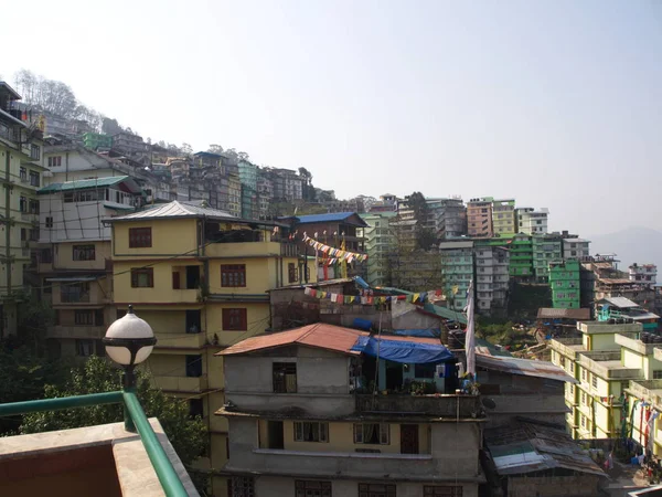 Gangtok, SIKKIM, INDIA, 17 DE ABRIL DE 2011: Vista sobre la ciudad ce —  Fotos de Stock