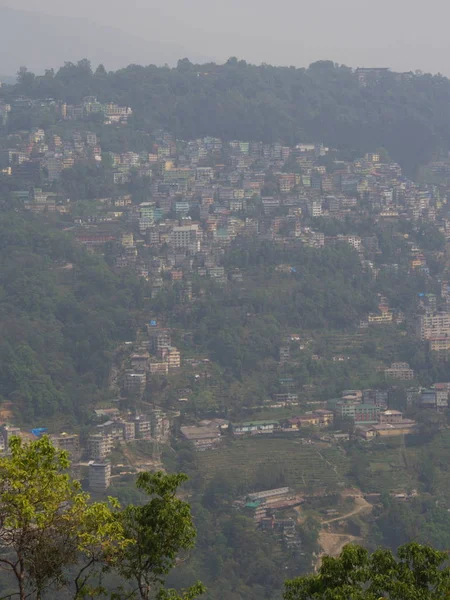 Gangtok, SIKKIM, INDIA, 17 DE ABRIL DE 2011: Vista sobre la ciudad ce —  Fotos de Stock