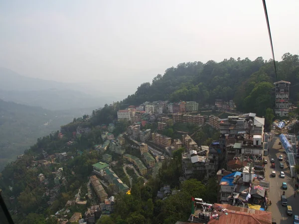 Gangtok, SIKKIM, INDIA, 17 DE ABRIL DE 2011: Vista sobre la ciudad ce — Foto de Stock