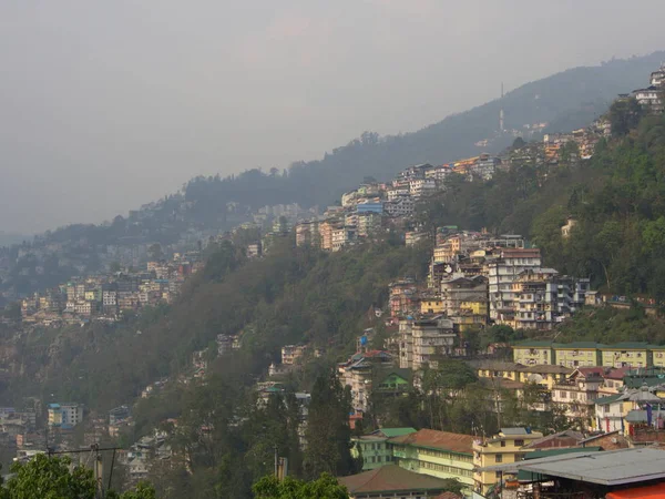 Gangtok, SIKKIM, INDIA, 17 DE ABRIL DE 2011: Vista sobre la ciudad ce — Foto de Stock