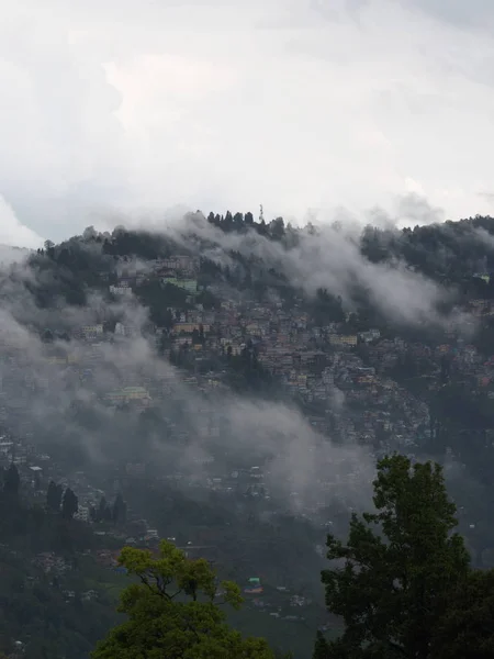 Gangtok, SIKKIM, INDIA, 17 DE ABRIL DE 2011: Vista sobre la ciudad ce —  Fotos de Stock