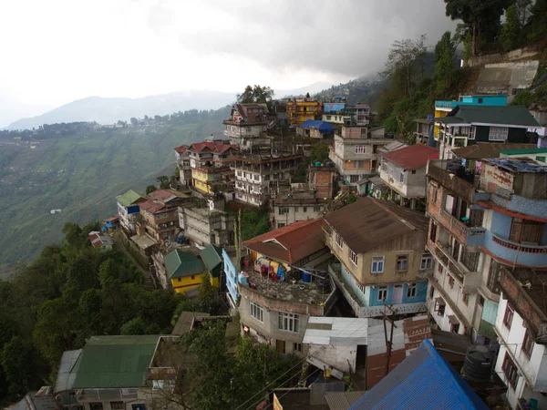 Gangtok, SIKKIM, INDIA, 17 DE ABRIL DE 2011: Vista sobre la ciudad ce —  Fotos de Stock