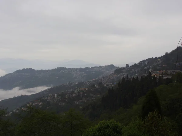 Gangtok, SIKKIM, INDIA, 17 DE ABRIL DE 2011: Vista sobre la ciudad ce — Foto de Stock