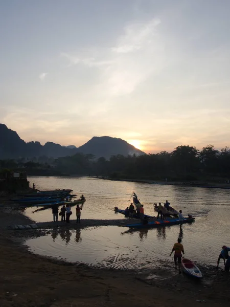 Dağ arka plan ile Riverside gün batımı , Vang Vi Seyahat — Stok fotoğraf