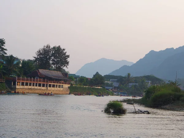 Sonnenuntergang am Flussufer mit Bergkulisse, Reise in Vang Vi — Stockfoto