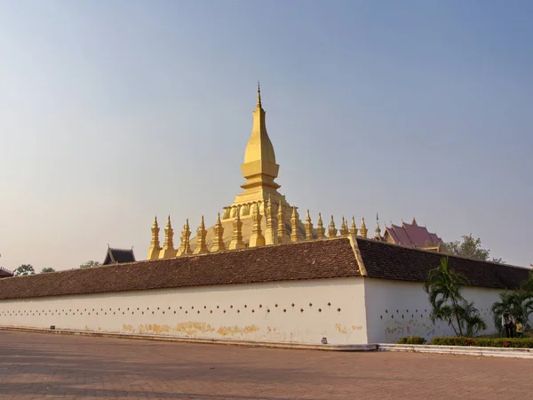 Pha That Luang est un grand stupa bouddhiste recouvert d'or dans le centre — Photo