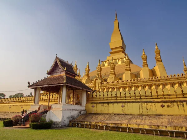 Pha That Luang est un grand stupa bouddhiste recouvert d'or dans le centre — Photo