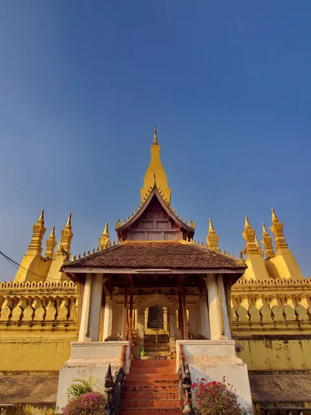 Pha That Luang es una estupa budista grande cubierta de oro en el centro — Foto de Stock