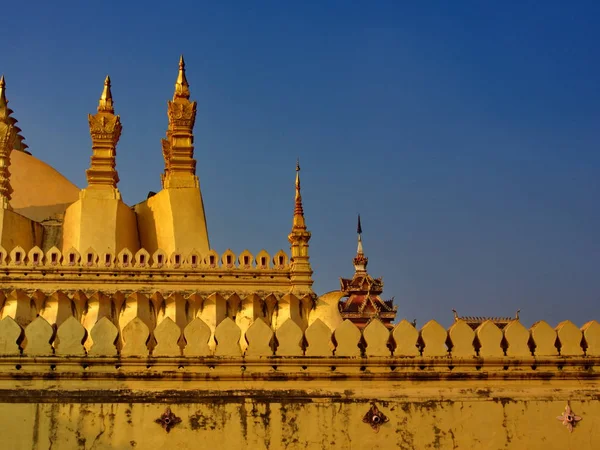 Pha That Luang est un grand stupa bouddhiste recouvert d'or dans le centre — Photo