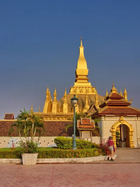 Pha That Luang est un grand stupa bouddhiste recouvert d'or dans le centre — Photo