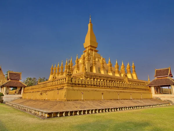 Pha That Luang est un grand stupa bouddhiste recouvert d'or dans le centre — Photo