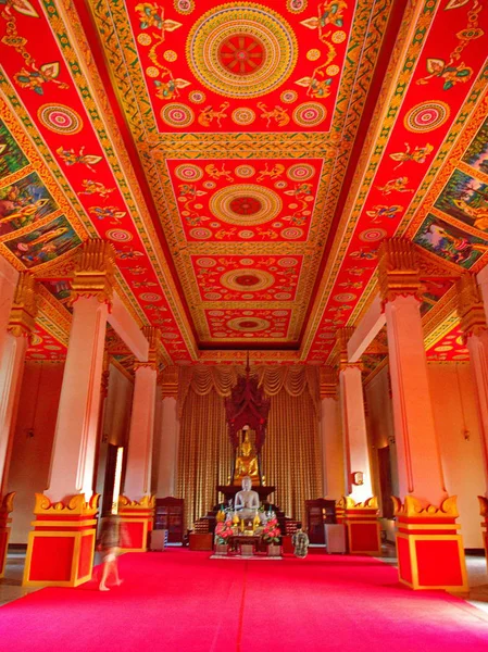 Pha That Luang é uma grande estupa budista coberta de ouro no cen — Fotografia de Stock