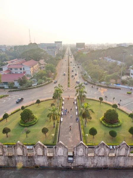 Patuxai egy háborús emlékmű a központban a Vientiane, Laosz, épületét — Stock Fotó