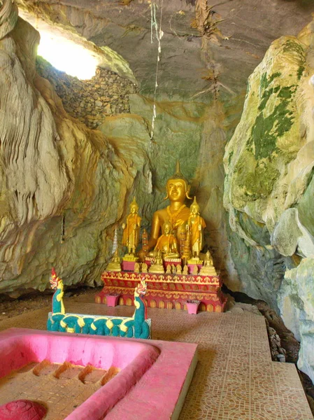 Escultura Buda Durmiendo en la cueva, Viajar en Vang Viang Cit — Foto de Stock