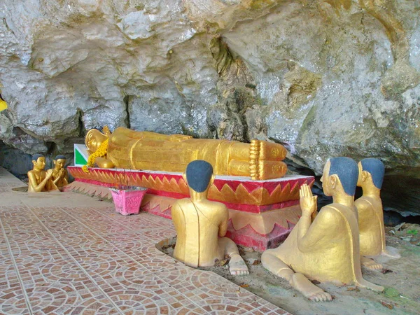 Buda adormecido escultura na caverna, Viajar em Vang Viang Cit — Fotografia de Stock