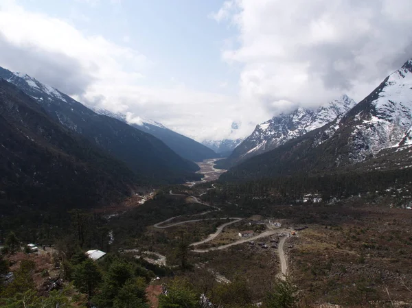 Cesta do údolí Jumthang, Sikkim India, 15. dubna 2013: Y — Stock fotografie