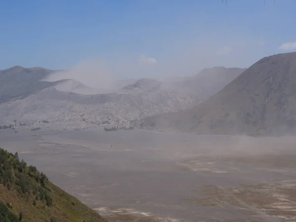 Monte Bromo vulcão, a vista incrível da montanha Bromo localizado — Fotografia de Stock