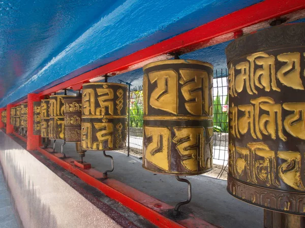 Gangtok yakınlarındaki Rumtek Manastırı'nda kutsal bir tekerlek. Sikkim, Hindistan, 20 — Stok fotoğraf