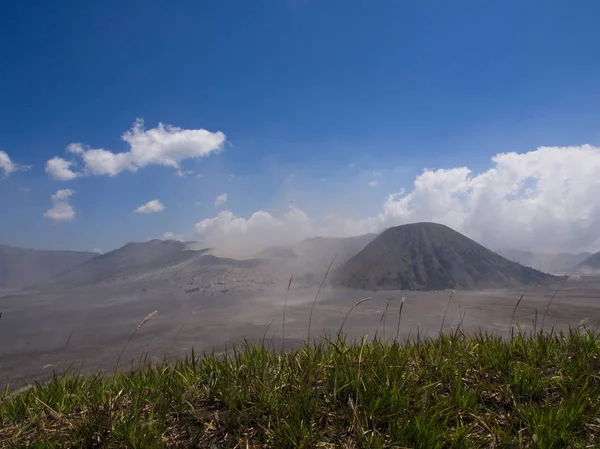 Monte Bromo vulcão, a vista incrível da montanha Bromo localizado — Fotografia de Stock