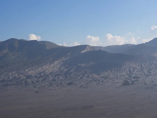 Monte Bromo vulcão, a vista incrível da montanha Bromo localizado — Fotografia de Stock