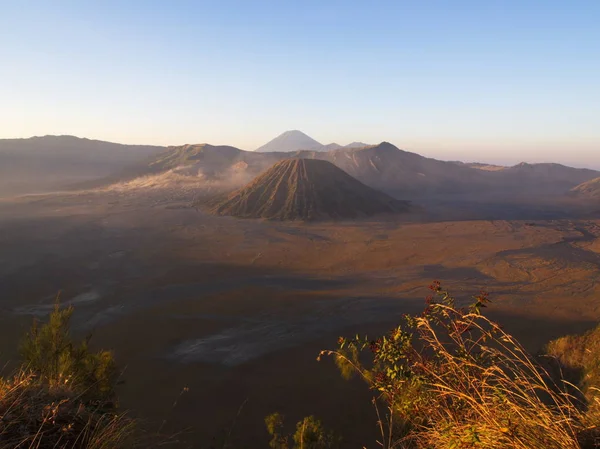 Monte Bromo vulcão, a vista incrível da montanha Bromo localizado — Fotografia de Stock